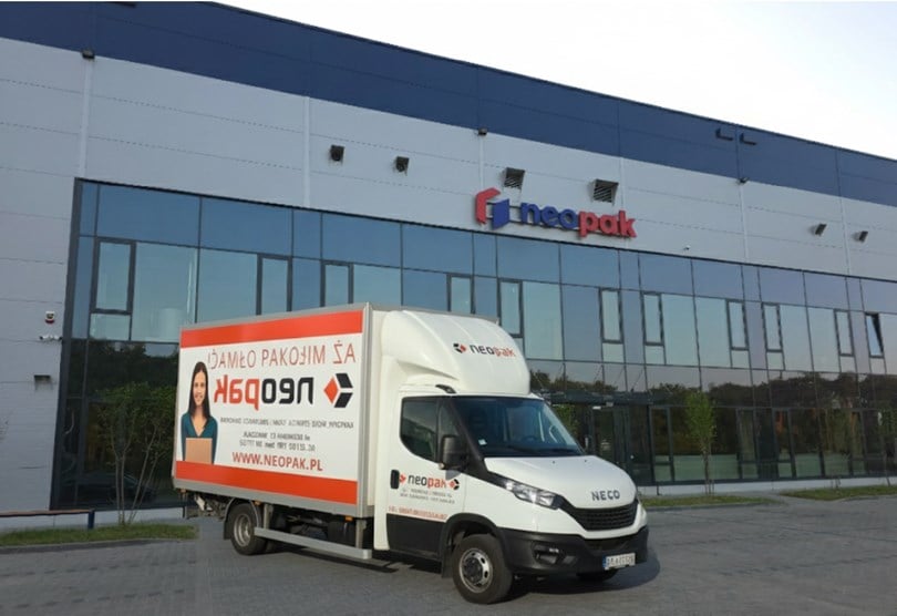 NEOPAK Véhicule devant le siège de l'entreprise