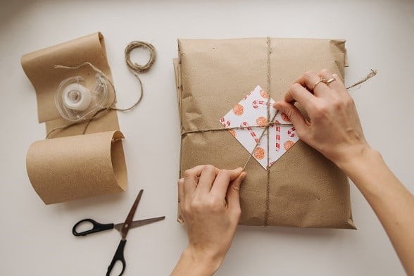 Emballage des cadeaux en papier sans carton