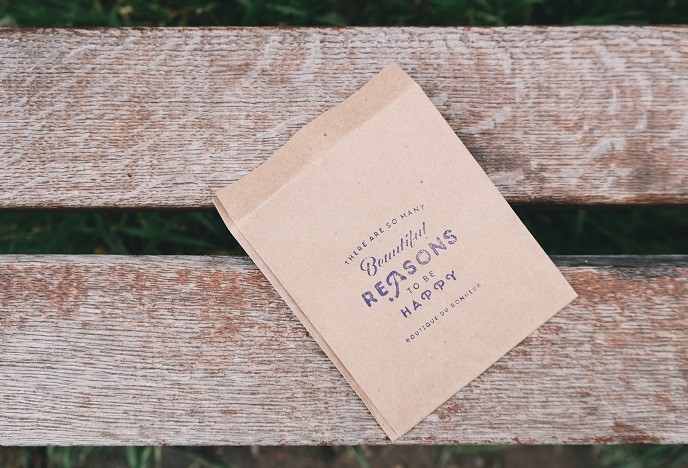 Plier un petit sac cadeau de papier d’emballage