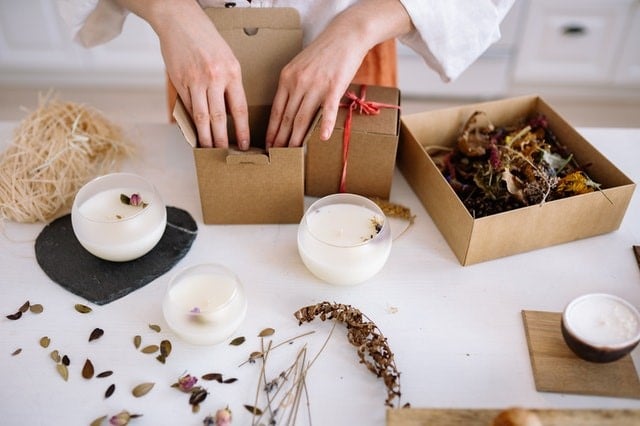Faites votre propre papier de remplissage décoratif pour une boîte cadeau