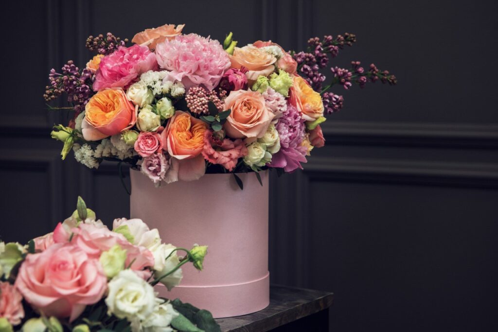 Préparer une boîte à fleurs : arranger les fleurs dans une boîte à cadeaux