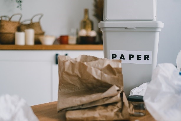 Détacher le papier d’emballage et le papier d’emballage correctement après utilisation