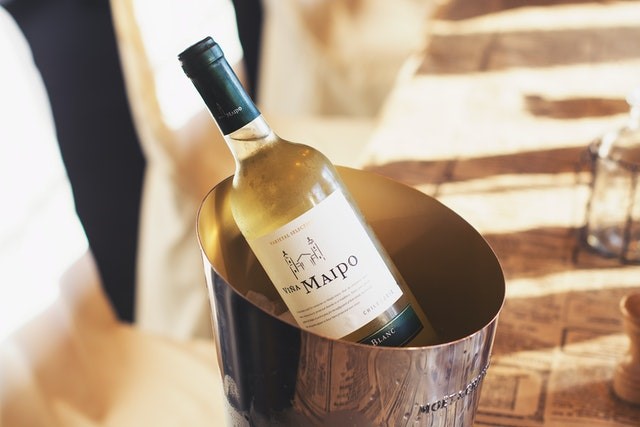 Emballage d’une bouteille de vin en cadeau: cinq idées de design