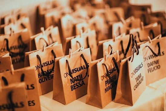Comment les sacs en papier sont créés : du matériau au sac de transport fini
