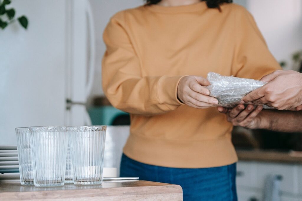 Emballage verre avec enveloppe à bulles: protéger et fixer individuellement dans le carton