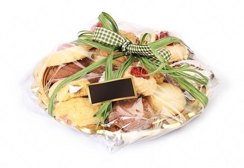 Emballage d’un panier cadeau en feuille transparente