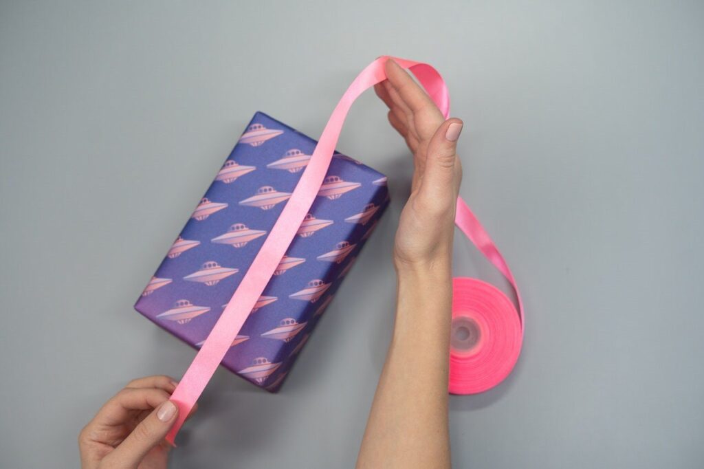Décorer la boîte cadeau : idées personnelles avec papier et rubans