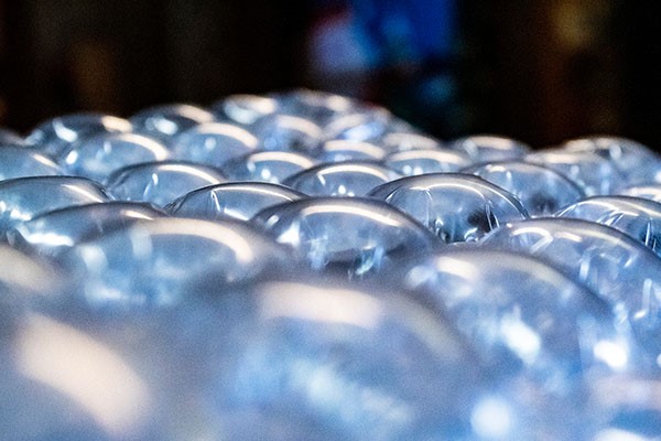 Comment l’enveloppe à bulles est créée: matériau, chambres à air et traitement
