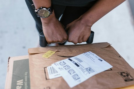 Sélectionnez les sacs d’expédition : protection, format et fermeture