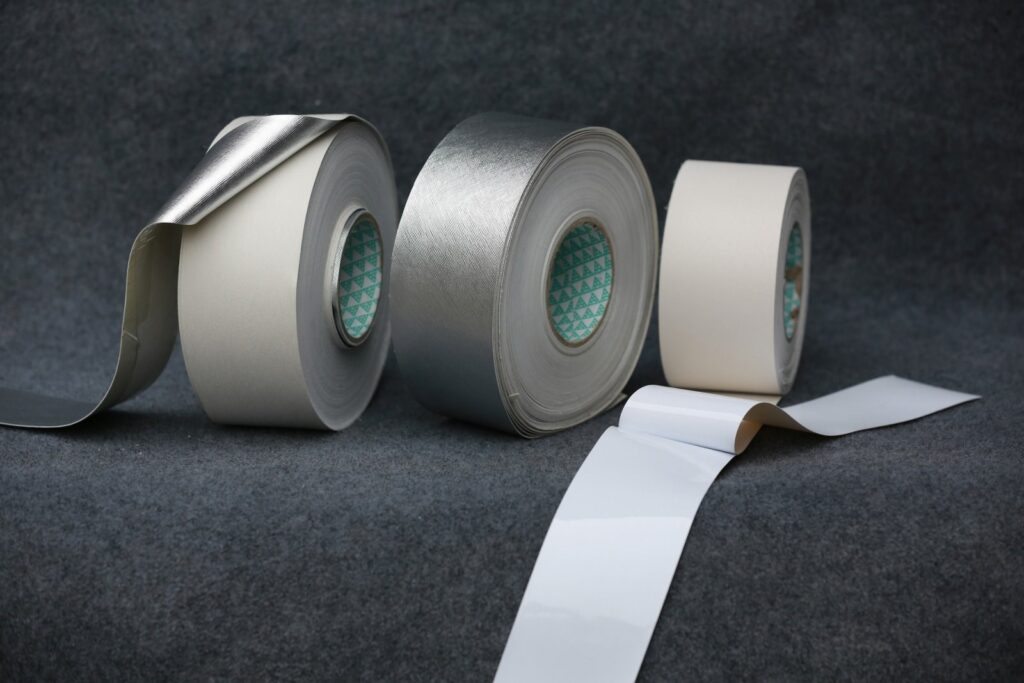 Jeter du ruban adhésif : résidus de carton, ruban plastique et instructions de tri local