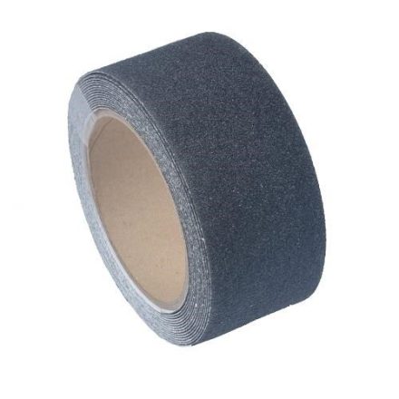 Bande adhésive antidérapante noire 25 mm x 5 m sur les escaliers