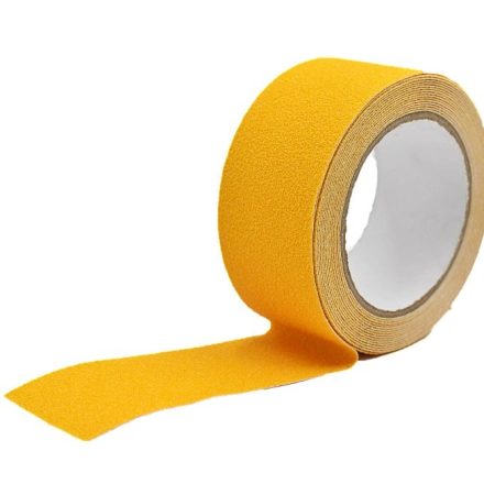 Bande adhésive antidérapante jaune 50 mm x 5 m sur les escaliers